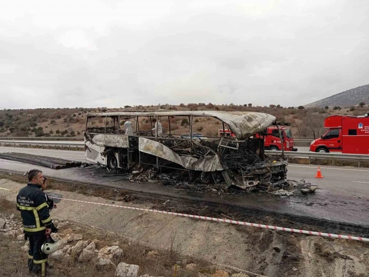 Alev alev yanan otobüsten geriye iskeleti kaldı: 2 kişi öldü, 5 kişi yaralandı
