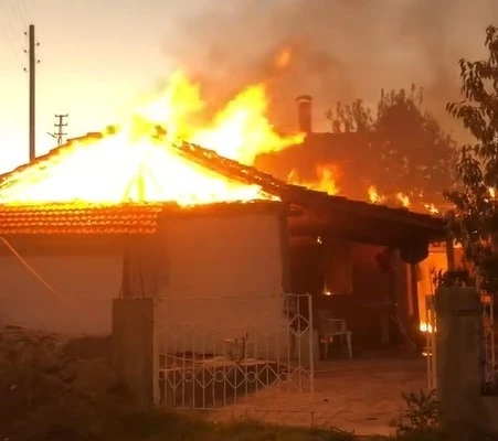 Alevlere teslim olan ev kullanılamaz hale geldi
