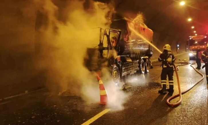 Alevlere teslim olan kamyon hurdaya döndü