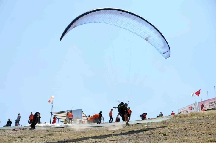 Ali Dağı’nda yamaç paraşütü heyecanı başlıyor
