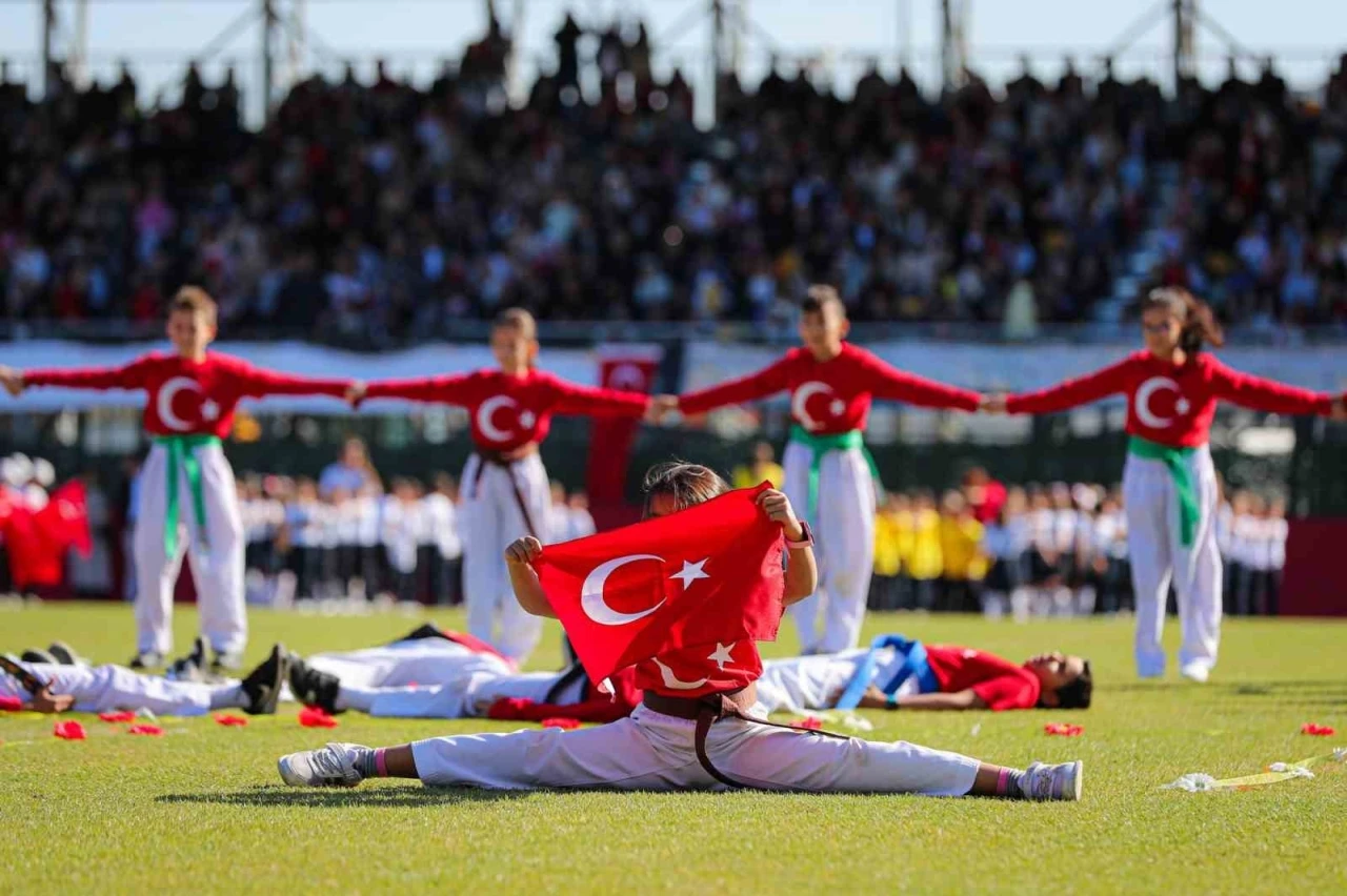 Aliağa, Cumhuriyetin 101. yılında Atatürk Stadı’nda buluştu
