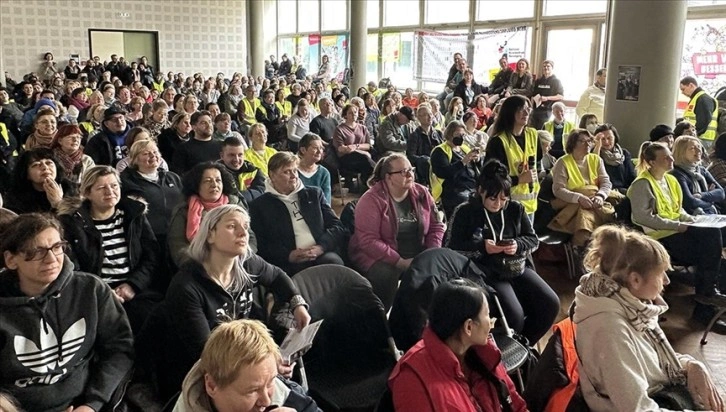 Almanya’da ücretlerinin artırılmasını isteyen hastane çalışanları iş bıraktı