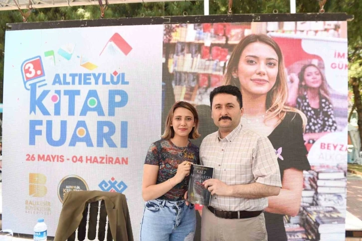 Altıeylül Kitap Fuarında yazarlara büyük ilgi
