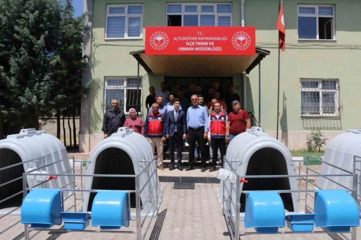 Altunhisar’da 100 çiftçiye buzağı kulübesi dağıtıldı
