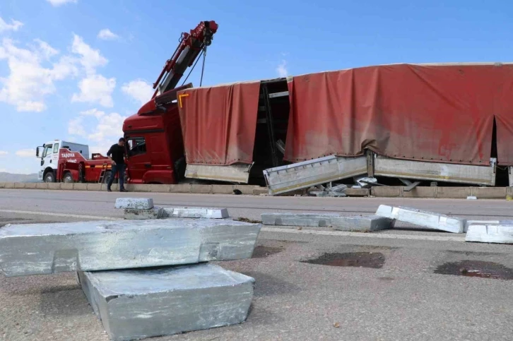 Amasya’da kontrolden çıkan tır orta refüje daldı: 1 yaralı
