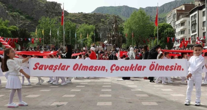 Amasyalı çocuklar 23 Nisan töreninde pankart açtı: ‘Savaşlar olmasın, çocuklar ölmesin’
