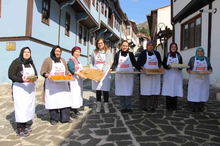 Amasyalı kadınlardan Ramazan sofraları için yağlı ve dolma hazırlığı
