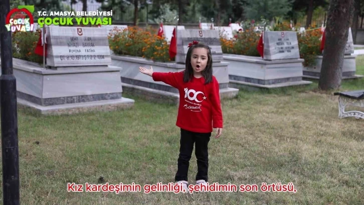 Amasyalı minik kızlar 100. yıla özel bayrak şiirini seslendirdi
