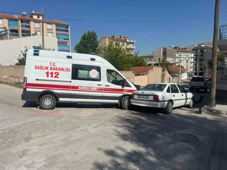 Ambulansın karıştığı kazada 2 sağlık görevlisi yaralandı
