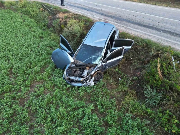 Ambulansla otomobilin çarpıştığı kazada 2’si hemşire 5 kişi yaralandı
