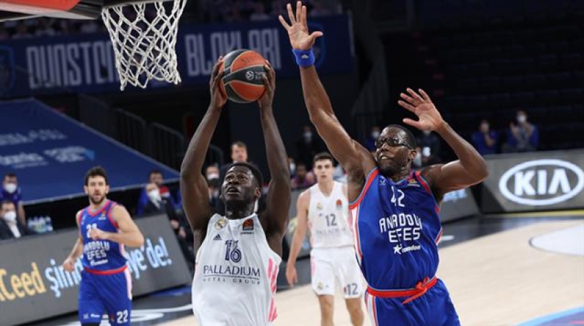 Anadolu Efes taraftarını üzdü