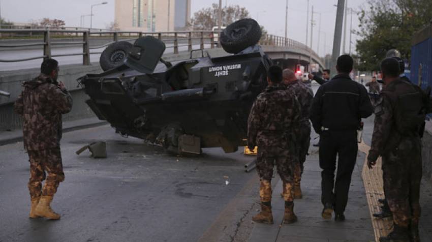 Zırhlı polis aracı üst geçitten düştü: 3 yaralı