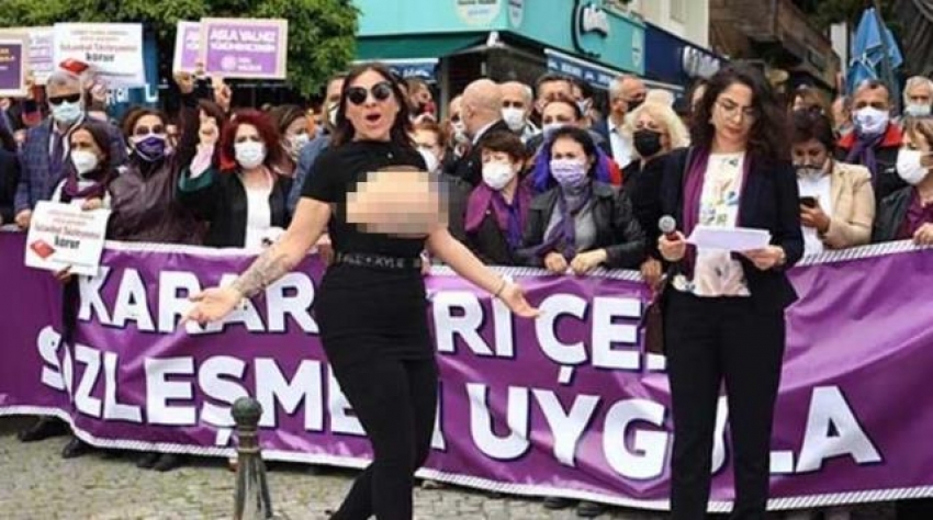 Trans birey eylem sırasında üstsüz bir şekilde kamera karşısına geçti