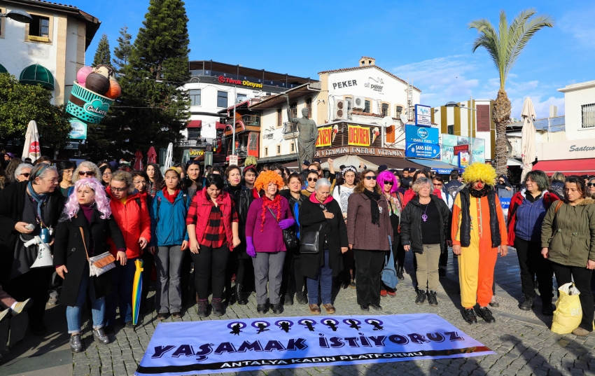 Kadınların 'danslı protestosuna' polis engeli