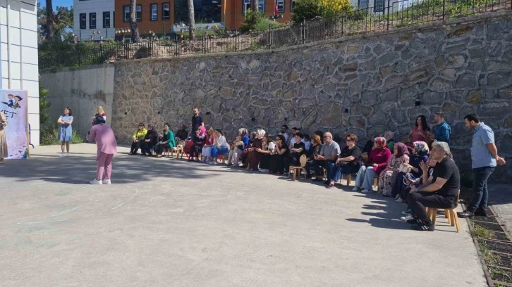 Anaokulu Öğrencileri ilk karnelerini aldı
