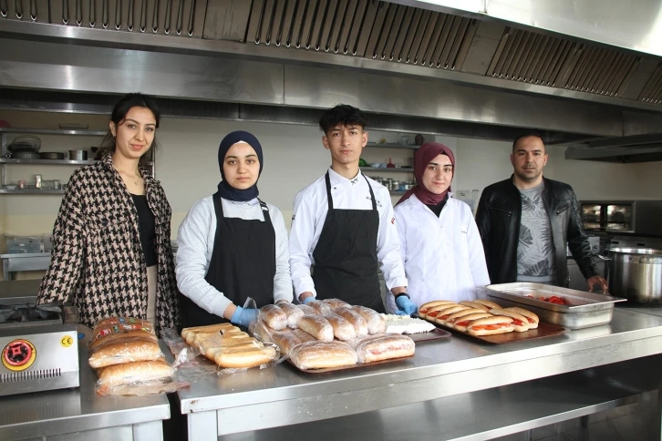 Anaokulu öğrencilerinin kahvaltılıklarını meslek liseliler hazırlıyor
