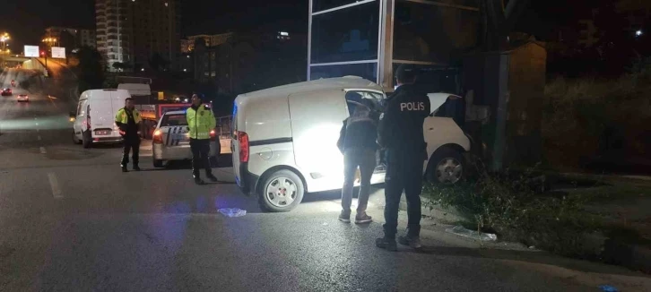 Ankara’da hafif ticari araç üst geçidin ayağına çarptı: 2 ölü, 1 yaralı
