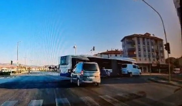 Ankara’da otobüs ile hafif ticari araç kavşakta çarpıştı: 5 yaralı
