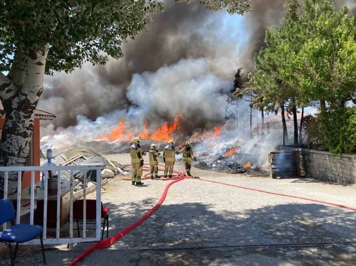 Ankara’da yatak fabrikasında yangın
