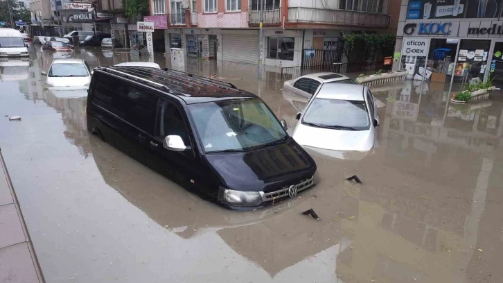 Ankara’daki kuvvetli yağışta araçlar suya gömüldü
