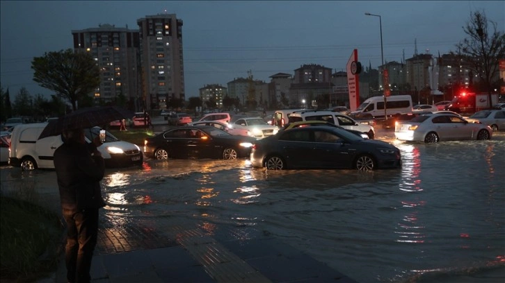 Ankara'da gök gürültülü sağanak etkili oluyor