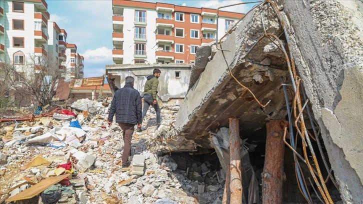 Anne babasını kurtarmak için girdiği bina yıkılınca kendi de enkazda kaldı