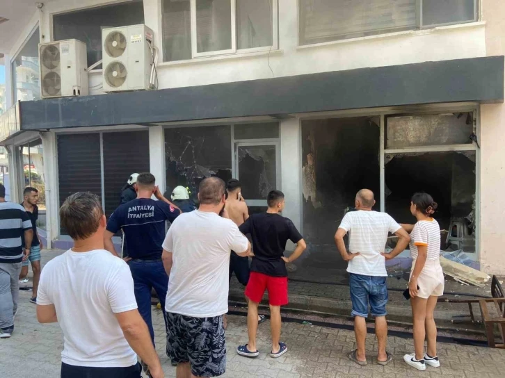 Antalya’da bayan kuaföründe çıkan yangın korkuya neden oldu
