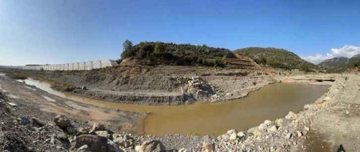 Antalya’da dereden, kaçak kum ve çakıl alındığı iddiası
