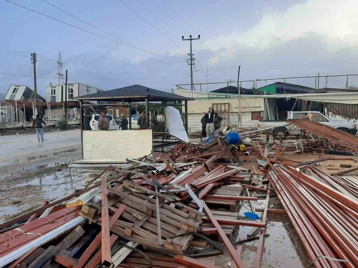 Antalya’da hortum böyle geldi, tarım alanları zarar gördü
