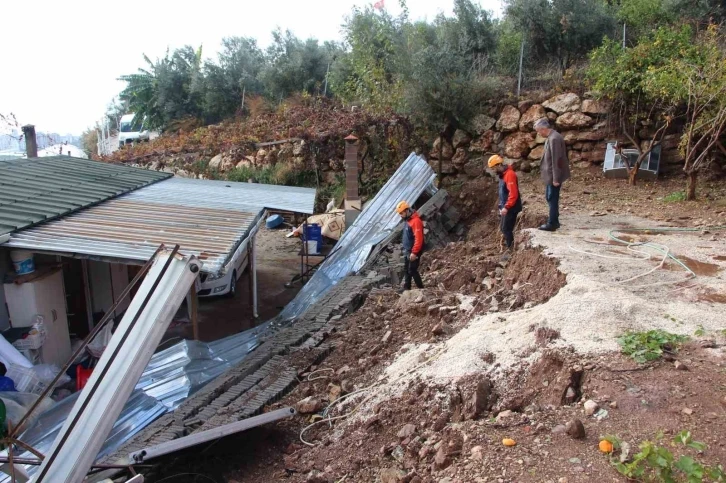 İstinat duvarı çöktü, iki ev zarar gördü