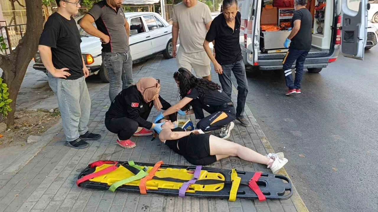 Antalya’da motosiklet kaldırıma çarparak devrildi, genç kız yaralandı
