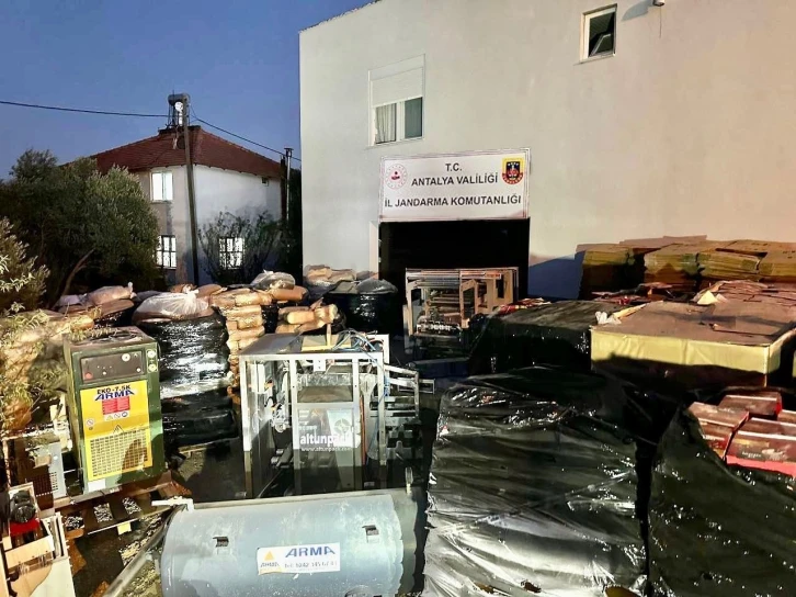 Antalya’da piyasaya sürülmeye çalışılan 12 ton kaçak kahve ele geçirildi
