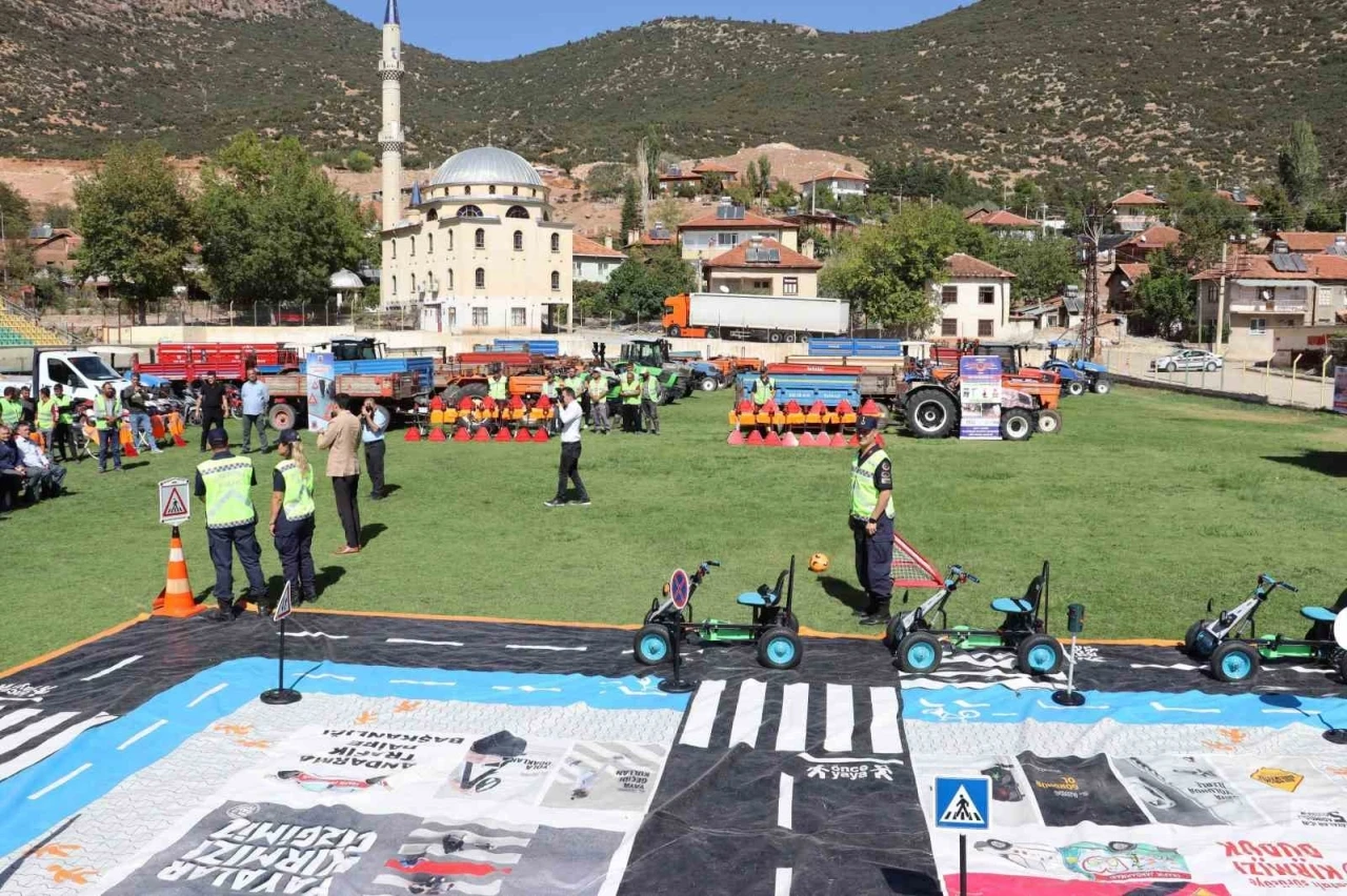 Antalya’da &quot;Köy yolunda trafikte her şey yolunda&quot; etkinlikleri
