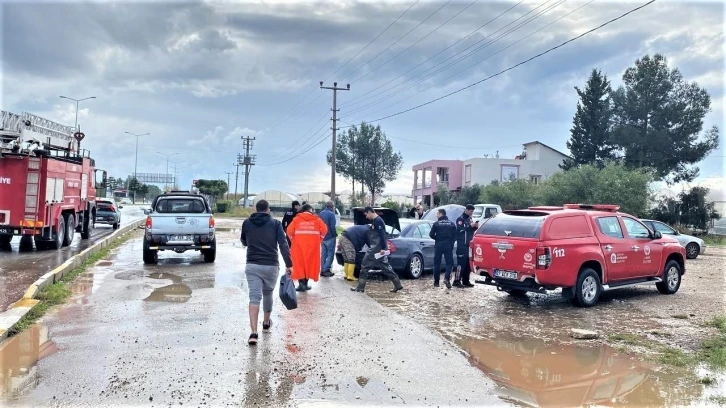 Antalya’da sağanak yağışta araçlar yollarda kaldı
