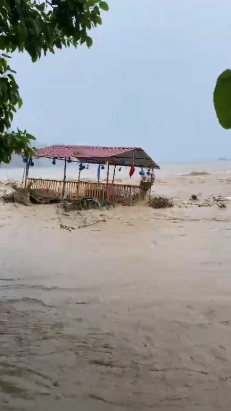 Antalya’da şiddetli yağmur hayatı felç etti, otomobil sel sularıyla sürüklendi
