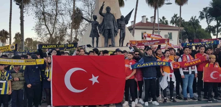 Antalya’da vatandaşlar terörü protesto etti
