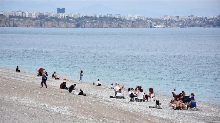 Antalya sahillerinde güneşli hava yoğunluğu