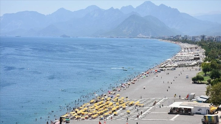 Antalya'da sıcak hava etkili oluyor