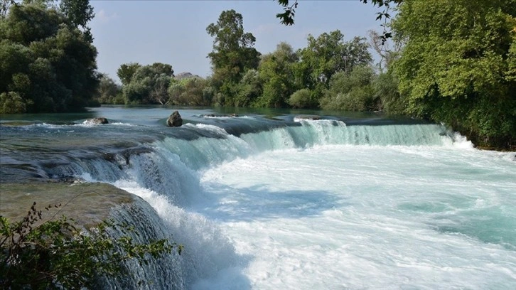 Antalya'da sıcaktan bunalanlar Manavgat Şelalesi'nde serinliyor