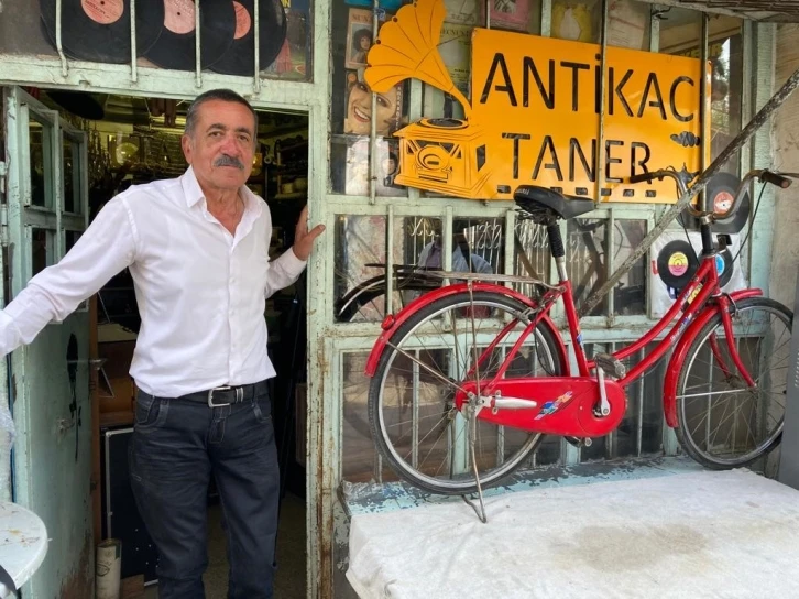 “Antikacı Taner” unutulmaya yüz tutmuş antika plak ve gramofonları yaşatıyor
