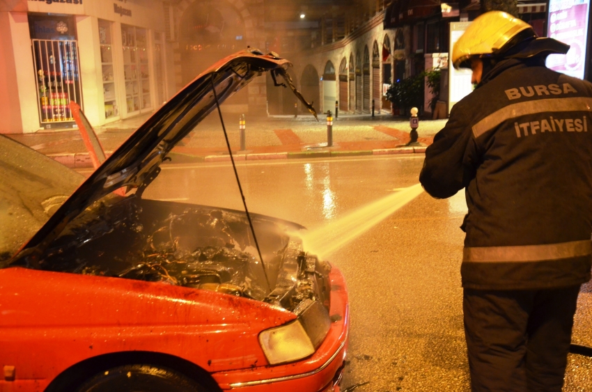 Bursa'da Suriyeli vatandaşın aracı yandı