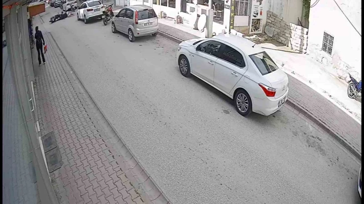 Ara yoldan kontrolsüz çıkan bisikletliye motosiklet çarptı: 1 yaralı
