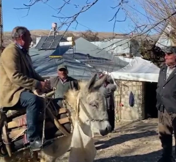 Arabanın çıkamadığı köye eşek sırtında giderek oy istedi
