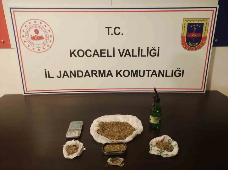 Araçlarında uyuşturucu bulunan 3 şüpheliye gözaltı
