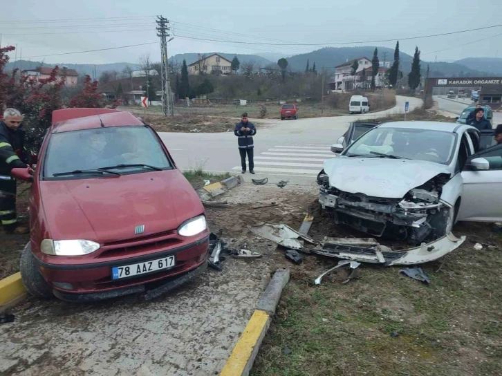 Araçta sıkışan sürücüyü itfaiye ekipleri kurtardı
