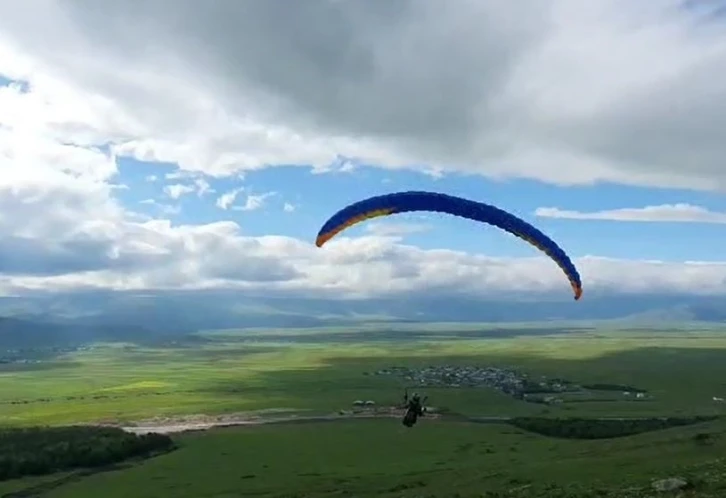 Ardahan’da yamaç paraşütü heyecanı
