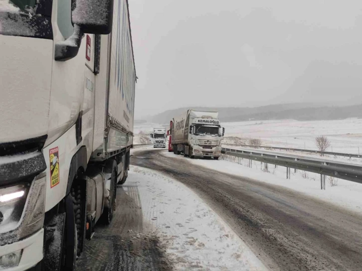 Ardahan’da yollar kapandı, tırlar mahsur kaldı
