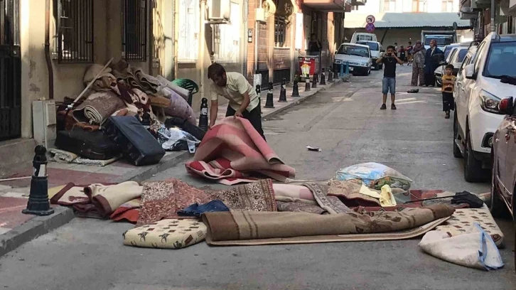 Arkadaşlarına kızıp eşyaları sokağa attı, mahalleli yanlış anladı