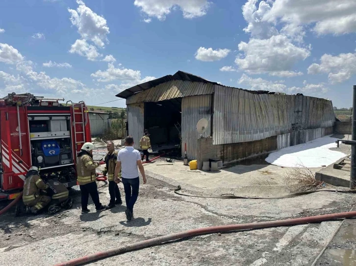 Arnavutköy’de boya deposunda korkutan yangın
