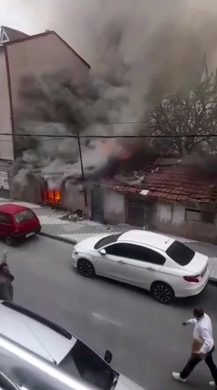 Arnavutköy’de korkutan gecekondu yangını
